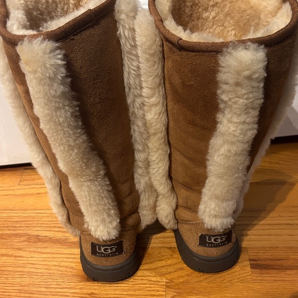 UGG Brown Winter Boots with Cream Fur - Picture 3 of 10